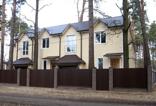 Жизнь в пригороде, дом рядом с городом